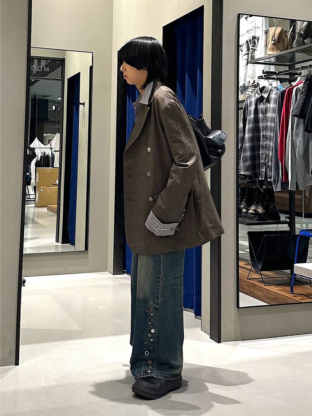 ブラック系のトートバッグ、ブルー系のデニムパンツ、グレー系のシャツ/ブラウスを着用したメンズの秋コーディネートの4枚目の写真