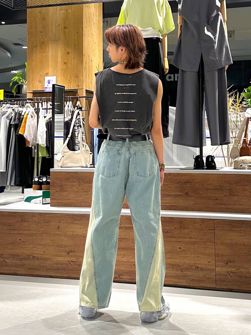 ブラック系のTシャツ/カットソー、ブルー系のデニムパンツ、ブラック系のベルトを着用したメンズの春コーディネートの5枚目の写真