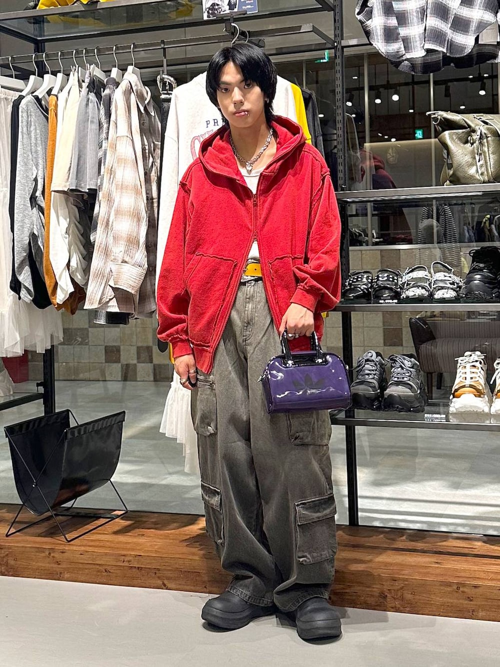 ブラック系のデニムパンツ、パープル系のTシャツ/カットソー、ピンク系のパーカーを着用したメンズの秋コーディネートの2枚目の写真