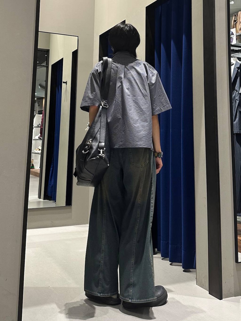 ブルー系のタンクトップ、ブルー系のシャツ/ブラウス、グリーン系のデニムパンツを着用したメンズの夏コーディネートの5枚目の写真