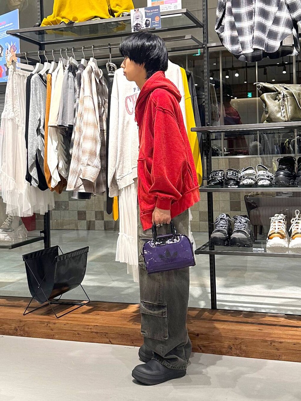 ブラック系のデニムパンツ、パープル系のTシャツ/カットソー、ピンク系のパーカーを着用したメンズの秋コーディネートの3枚目の写真