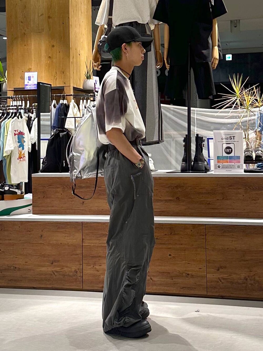 シルバー系のバックパック/リュック、グレー系のカーゴパンツ、グレー系のTシャツ/カットソーを着用したメンズの夏コーディネートの4枚目の写真