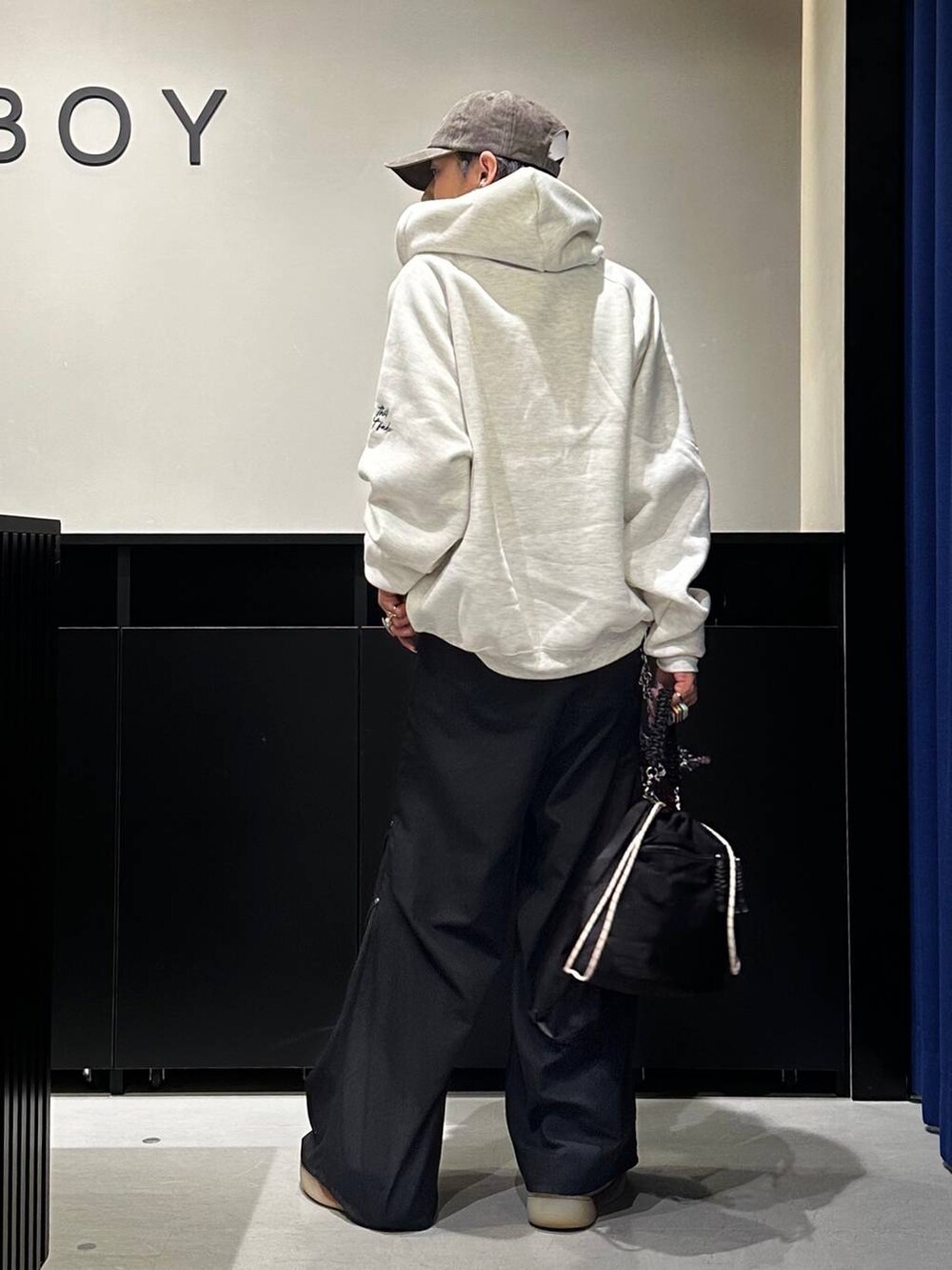 ブラック系のその他パンツ、グレー系のスウェット、ブラック系のショルダーバッグを着用したメンズの秋コーディネートの5枚目の写真