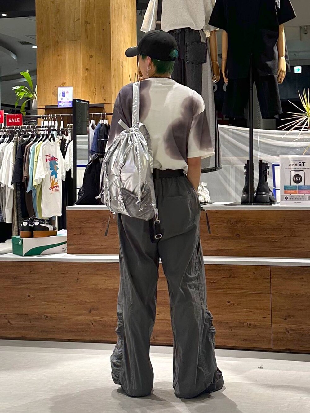 シルバー系のバックパック/リュック、グレー系のカーゴパンツ、グレー系のTシャツ/カットソーを着用したメンズの夏コーディネートの5枚目の写真