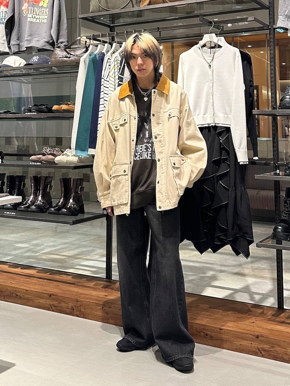 ブラック系のスラックス、ブラック系のスニーカー、ホワイト系のその他アウターを着用したメンズの冬コーディネートの2枚目の写真