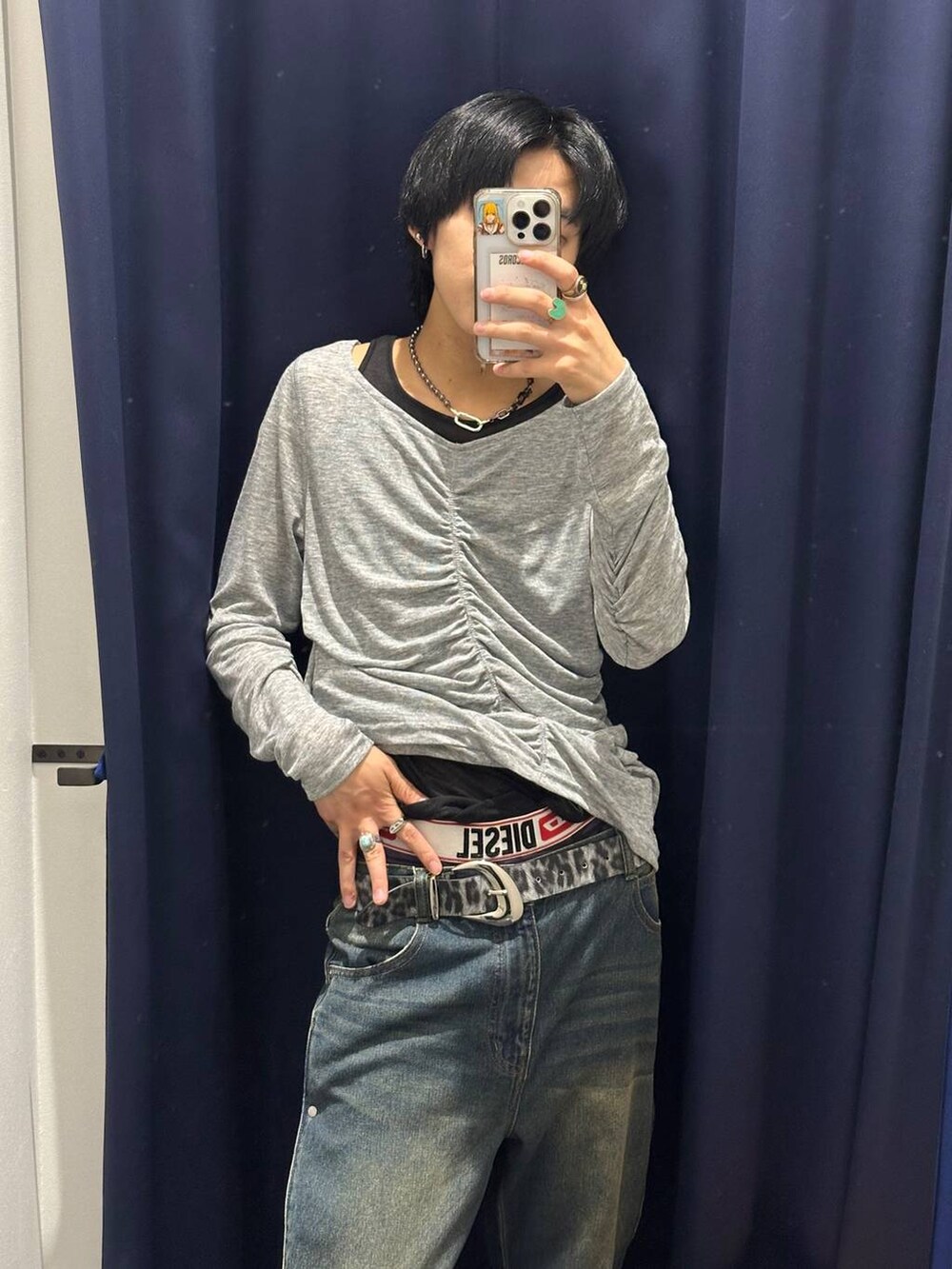 ブルー系のデニムパンツ、グレー系のTシャツ/カットソー、ブラック系のベルトを着用したメンズの夏コーディネートの2枚目の写真