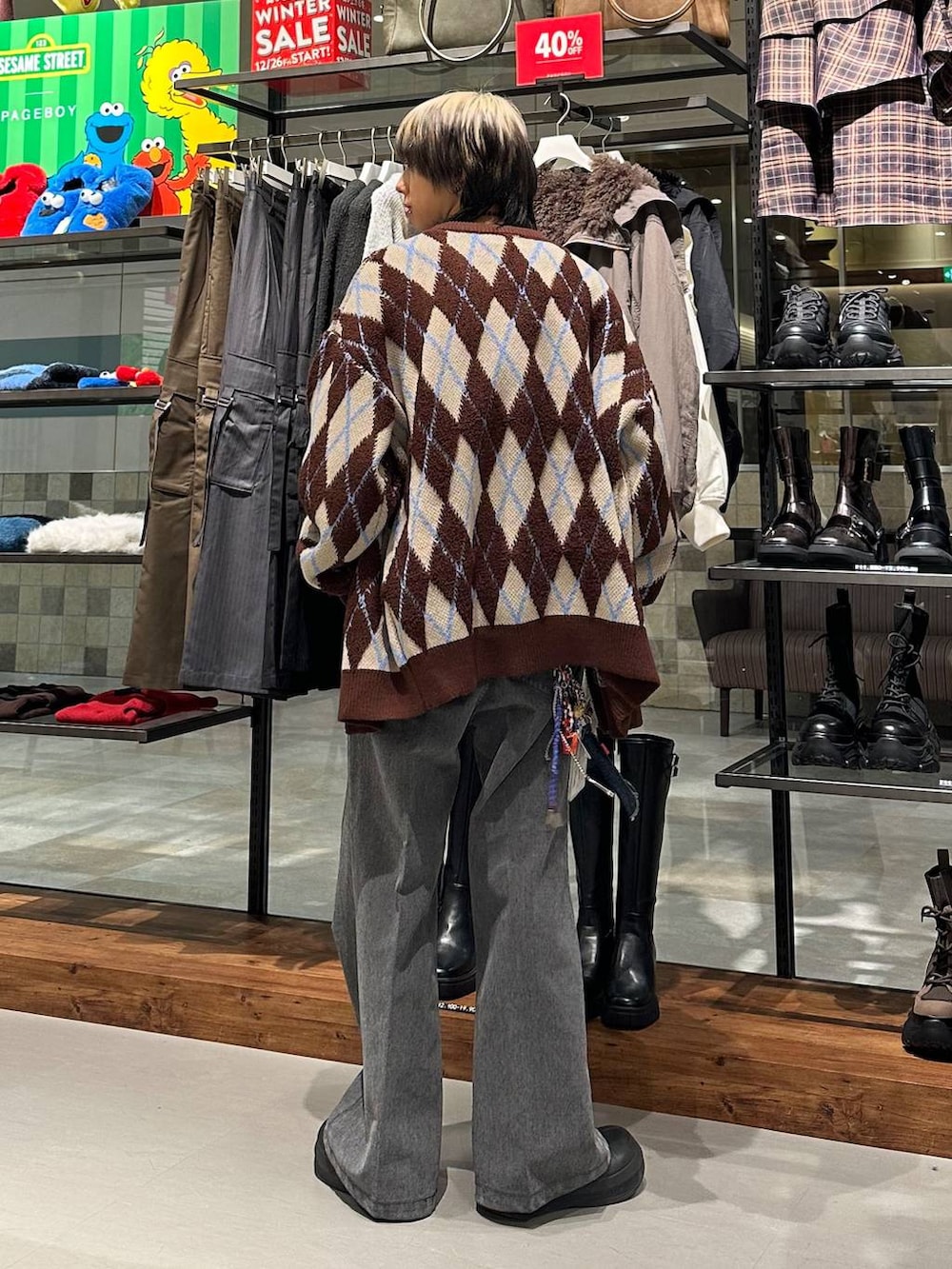 ブラウン系のカーディガン/ボレロ、ブラック系のデニムパンツ、グレー系のスウェットを着用したメンズの冬コーディネートの5枚目の写真
