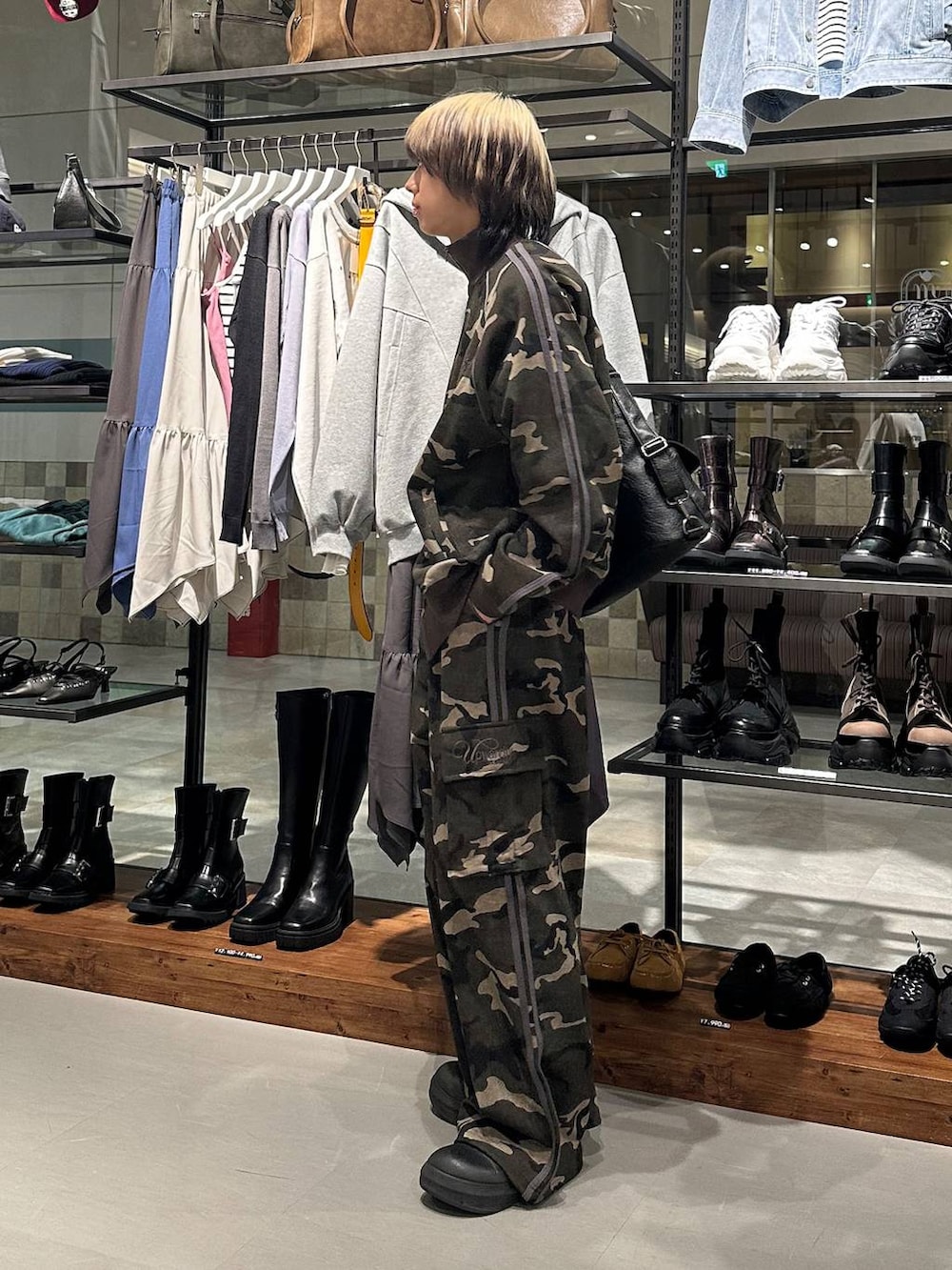 ブラック系のショルダーバッグ、グリーン系のスウェットパンツ、グリーン系のジャージを着用したメンズの冬コーディネートの3枚目の写真