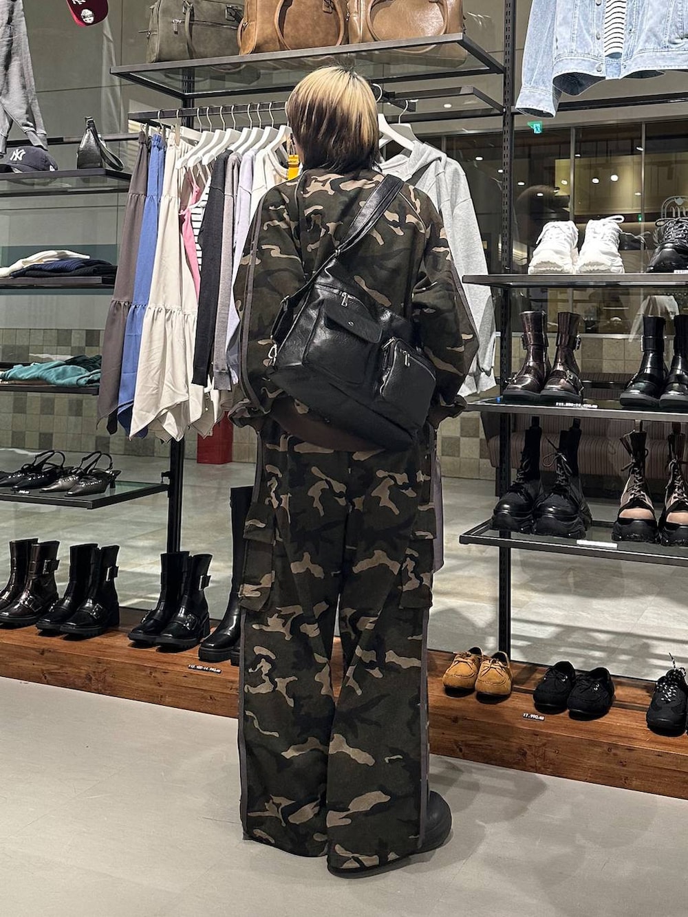 ブラック系のショルダーバッグ、グリーン系のスウェットパンツ、グリーン系のジャージを着用したメンズの冬コーディネートの5枚目の写真