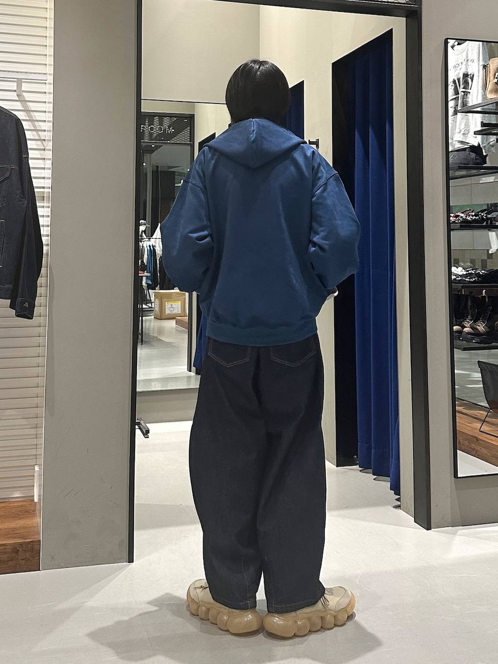 ブルー系のデニムパンツ、グレー系のシャツ/ブラウス、ブルー系のパーカーを着用したメンズの秋コーディネートの5枚目の写真