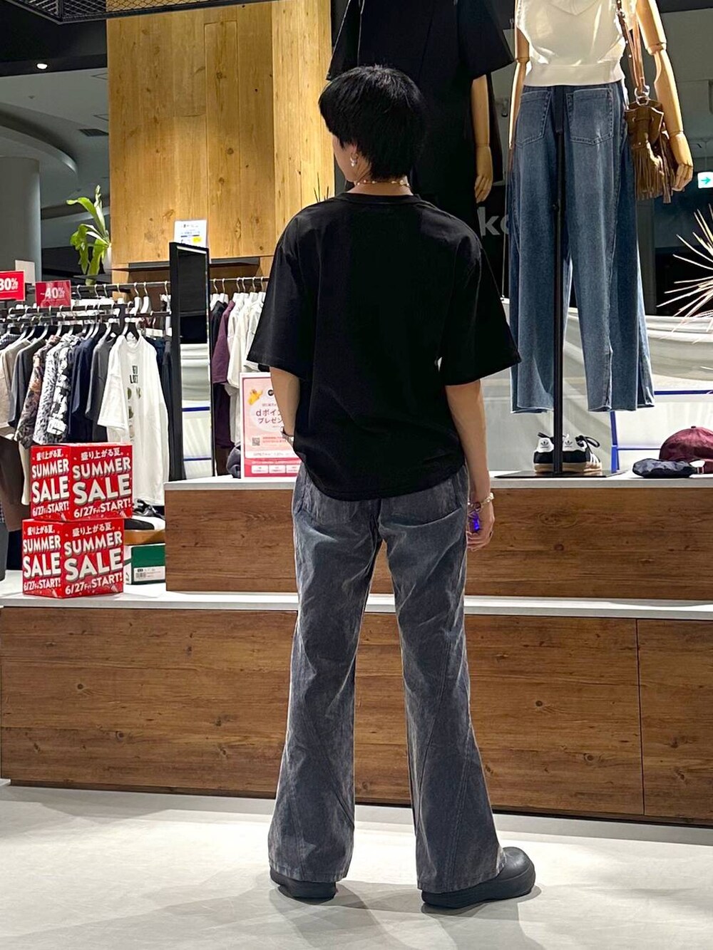 ブルー系のデニムパンツ、ブラック系のTシャツ/カットソーを着用したメンズの夏コーディネートの4枚目の写真