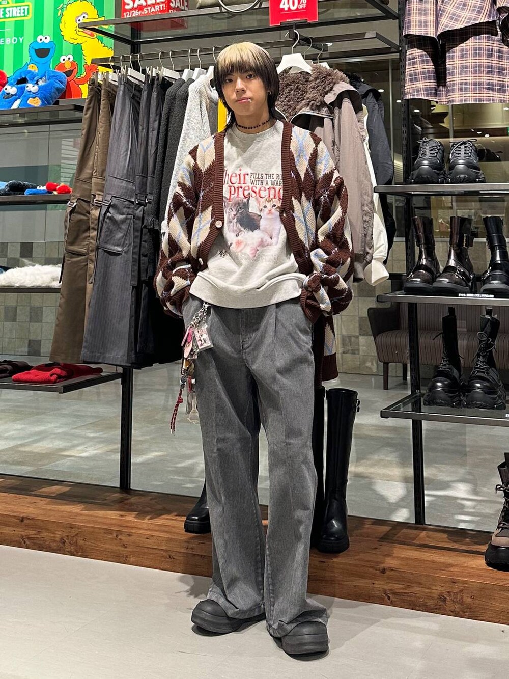 ブラウン系のカーディガン/ボレロ、ブラック系のデニムパンツ、グレー系のスウェットを着用したメンズの冬コーディネートの2枚目の写真