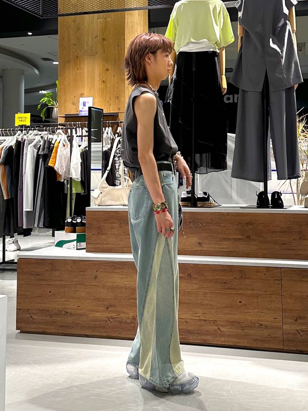 ブラック系のTシャツ/カットソー、ブルー系のデニムパンツ、ブラック系のベルトを着用したメンズの春コーディネートの4枚目の写真