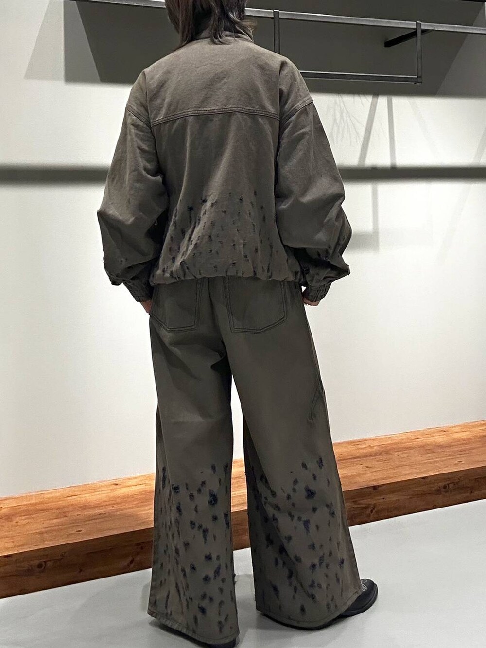 「ユニセックス、差し色コーデ、個性派、デニムパンツ、セットアップ、デニムジャケット、PAGEBOY、Anui、骨格ウェーブ_PAGEBOY、骨格ナチュラル」｜「Anuiの【UNISEX/3サイズ展開】ホールダメージデニムパンツ（デニムパンツ、ブラック系）」を使った、かなうさん（メンズ・172cm）の夏コーディネートの5枚目の写真