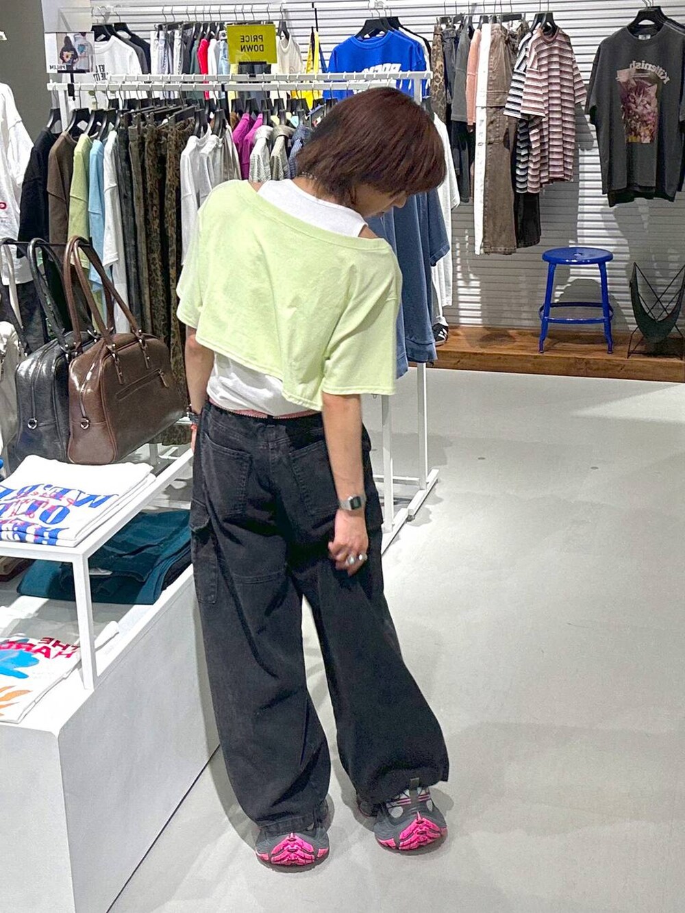 ブラック系のカーゴパンツ、グリーン系のTシャツ/カットソー、ブラック系のネックレスを着用したメンズの春コーディネートの5枚目の写真