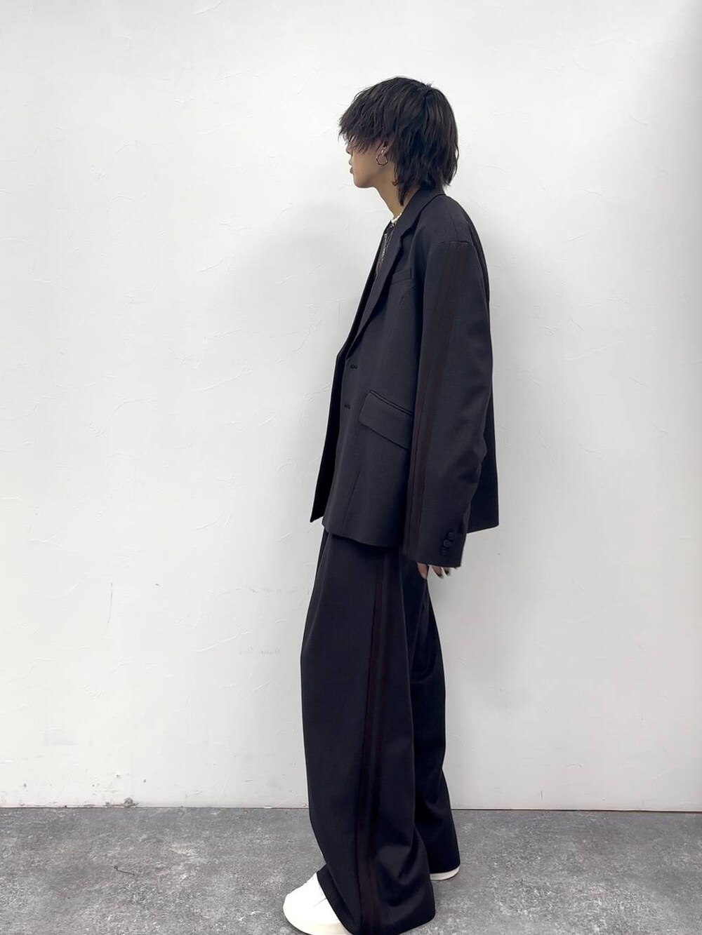 「骨格ナチュラル、PAGEBOY、PBLIM、骨格ウェーブ_PAGEBOY、Anui、セットアップ、ジャケット、ユニセックス、差し色コーデ、個性派、スラックス」｜「Anuiの【UNISEX】クラッシュカーロンT（Tシャツ/カットソー、ブラック系）」を使った、かなうさん（メンズ・172cm）の秋コーディネートの2枚目の写真