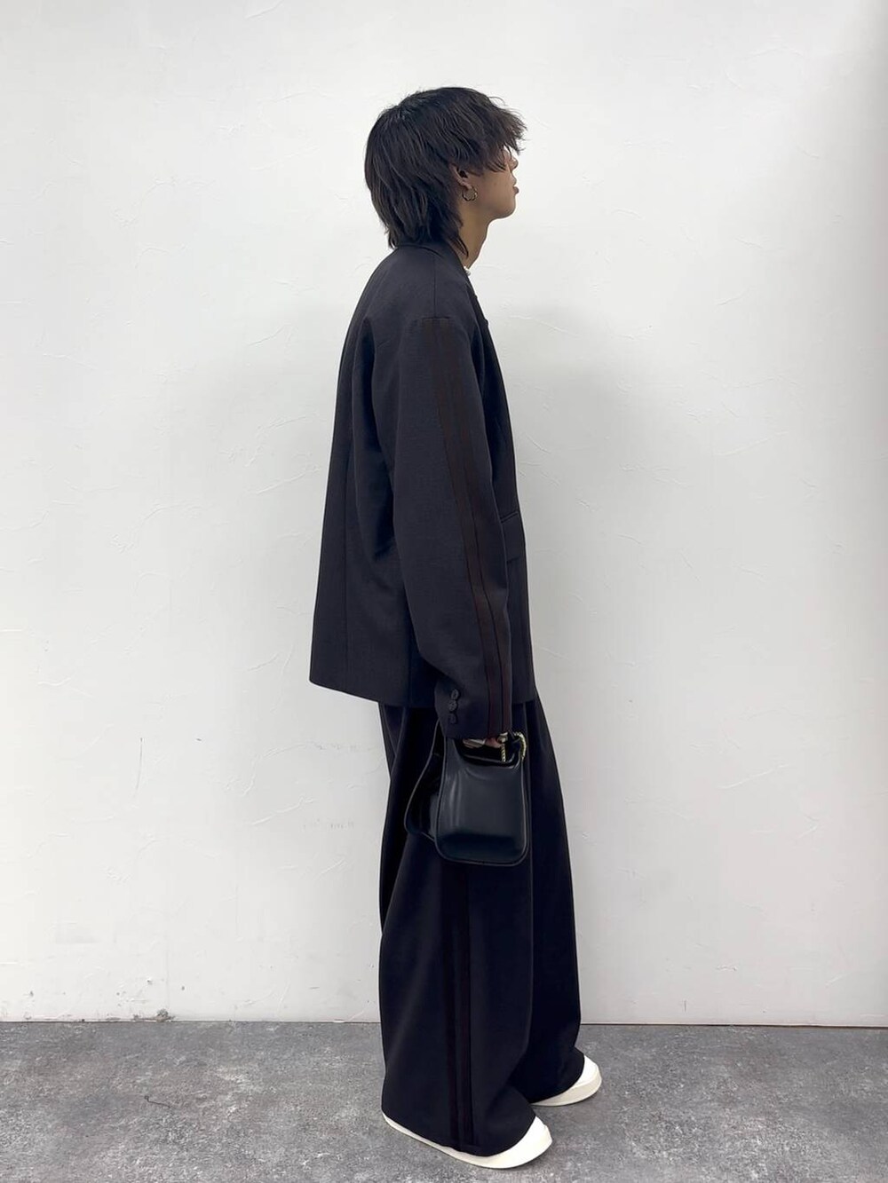 「骨格ナチュラル、PAGEBOY、PBLIM、骨格ウェーブ_PAGEBOY、Anui、セットアップ、ジャケット、ユニセックス、差し色コーデ、個性派、スラックス」｜「Anuiの【UNISEX】クラッシュカーロンT（Tシャツ/カットソー、ブラック系）」を使った、かなうさん（メンズ・172cm）の秋コーディネートの3枚目の写真