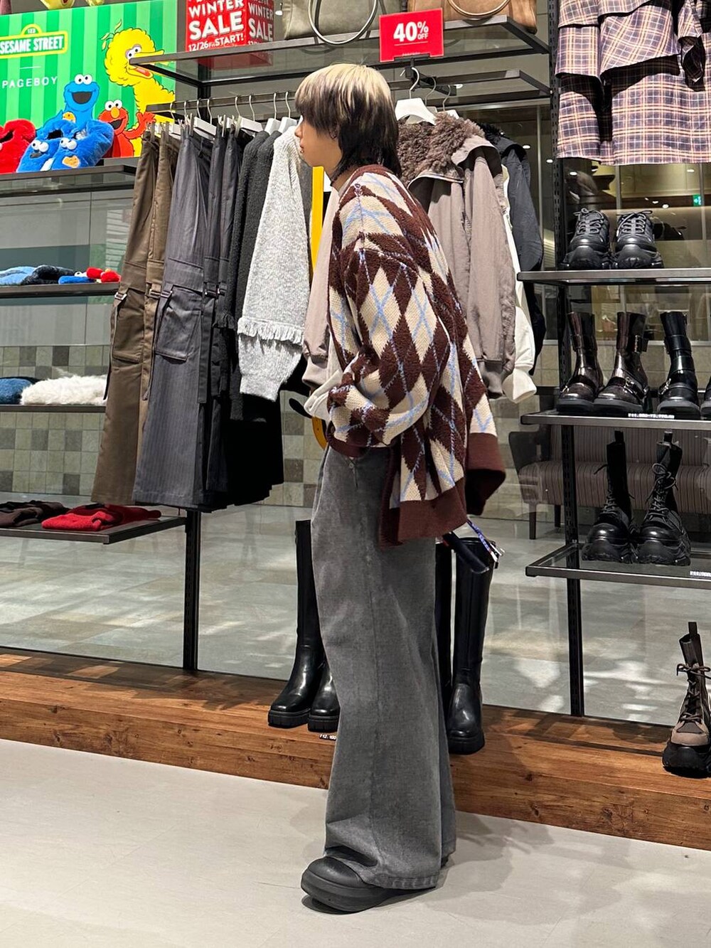 ブラウン系のカーディガン/ボレロ、ブラック系のデニムパンツ、グレー系のスウェットを着用したメンズの冬コーディネートの3枚目の写真
