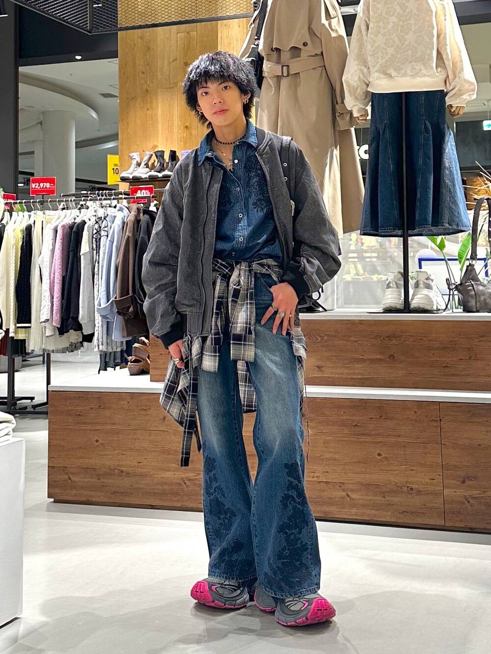 ブルー系のデニムパンツ、ブルー系のシャツ/ブラウス、グレー系のワンピースを着用したメンズの冬コーディネートの2枚目の写真