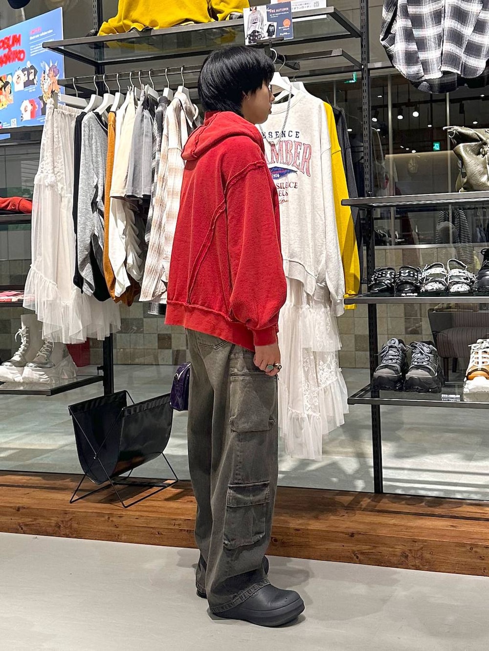 ブラック系のデニムパンツ、パープル系のTシャツ/カットソー、ピンク系のパーカーを着用したメンズの秋コーディネートの4枚目の写真