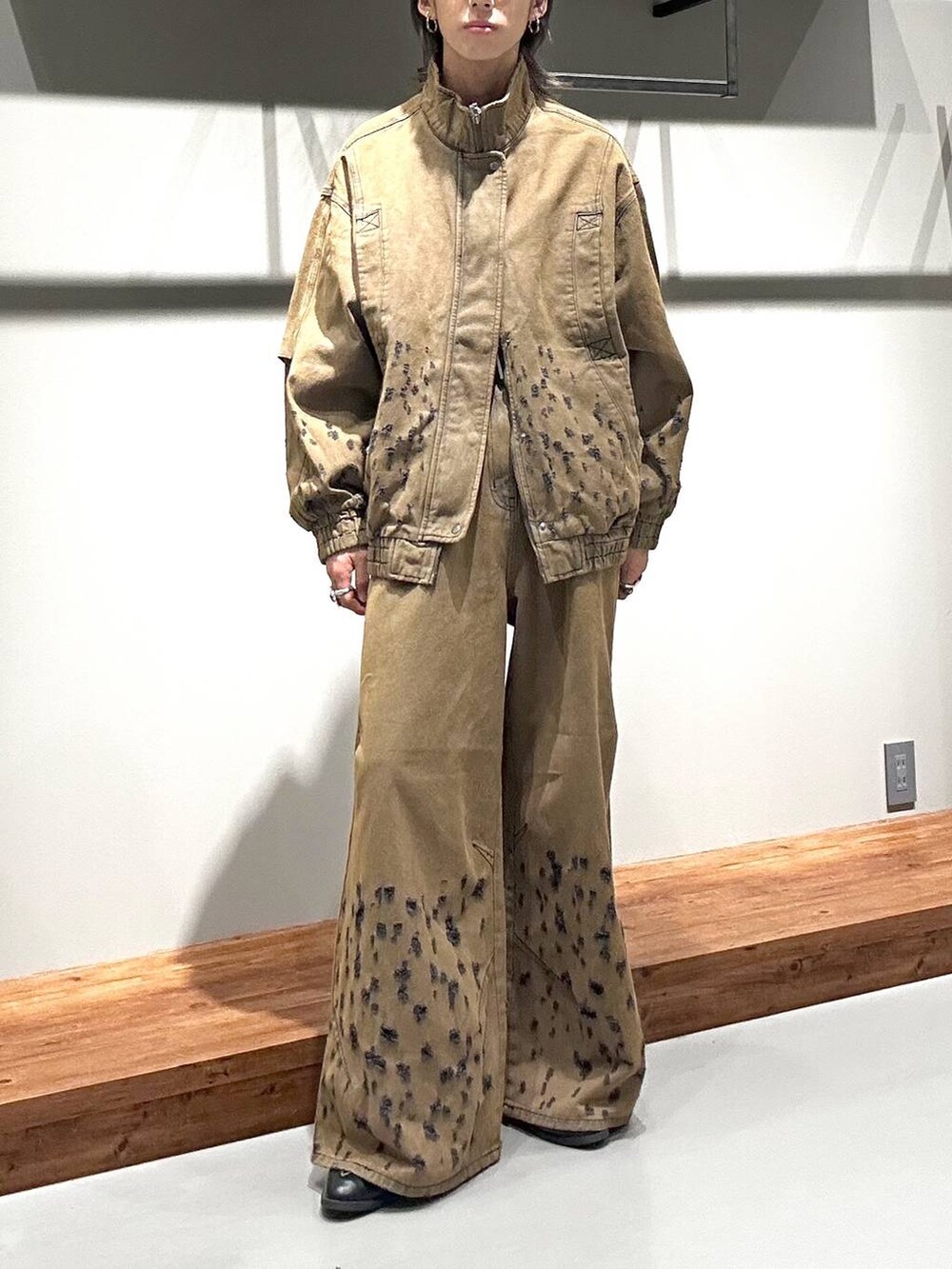 「Anui、ユニセックス、差し色コーデ、個性派、デニムパンツ、デニムジャケット、秋コーデ、PAGEBOY、骨格ナチュラル、骨格ウェーブ_PAGEBOY」｜「Anuiの【UNISEX】ロゴベルト（ベルト、ブラック系）」を使った、かなうさん（メンズ・172cm）の秋コーディネートの2枚目の写真