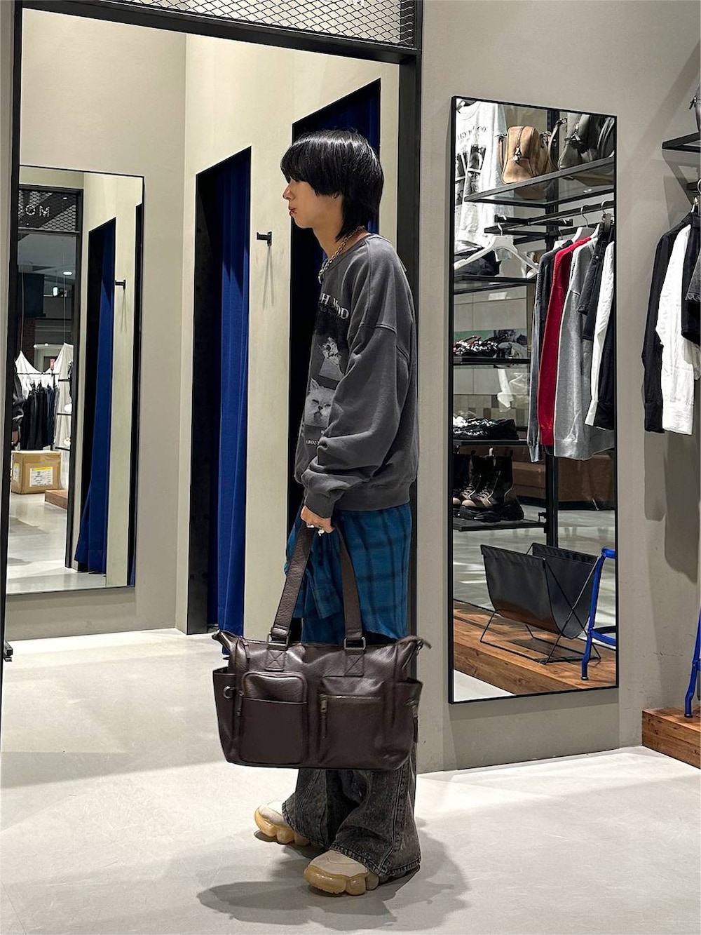 ブルー系のシャツ/ブラウス、グレー系のスウェット、ブラック系のデニムパンツを着用したメンズの秋コーディネートの3枚目の写真