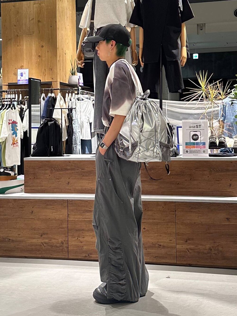 シルバー系のバックパック/リュック、グレー系のカーゴパンツ、グレー系のTシャツ/カットソーを着用したメンズの夏コーディネートの3枚目の写真