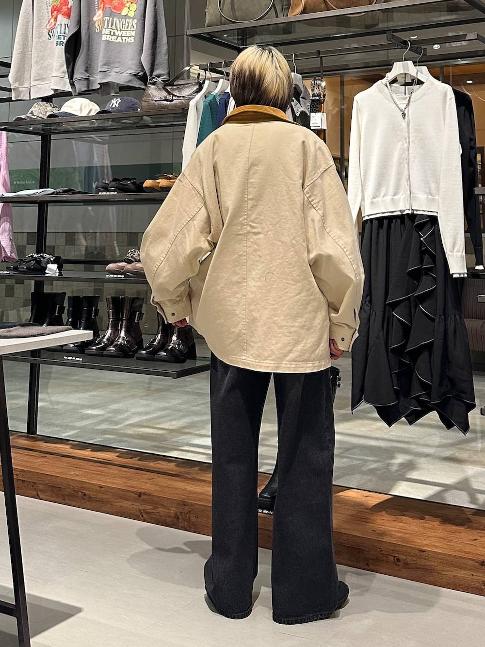 ブラック系のスラックス、ブラック系のスニーカー、ホワイト系のその他アウターを着用したメンズの冬コーディネートの5枚目の写真