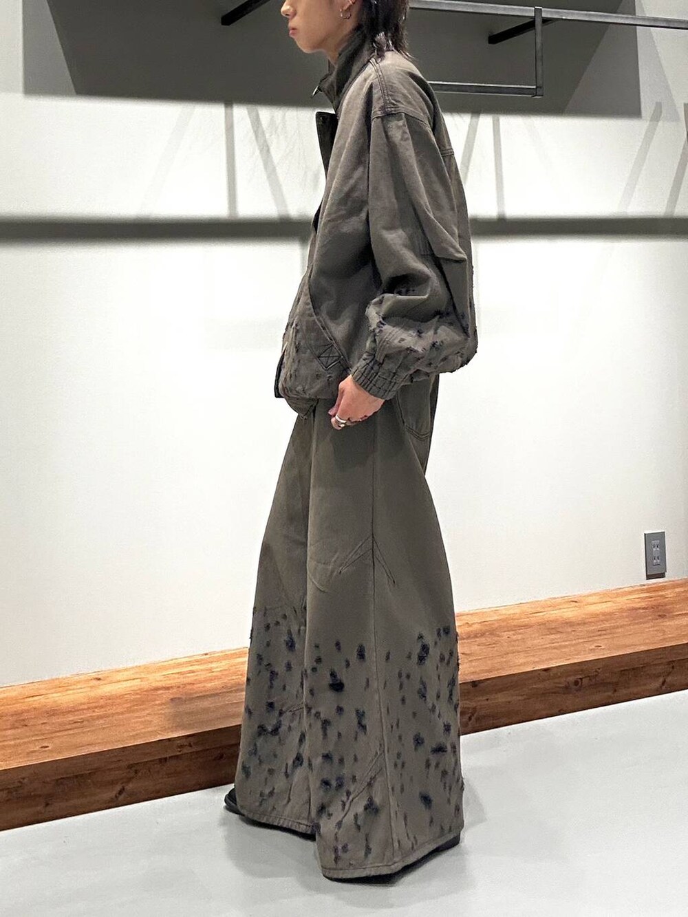 「ユニセックス、差し色コーデ、個性派、デニムパンツ、セットアップ、デニムジャケット、PAGEBOY、Anui、骨格ウェーブ_PAGEBOY、骨格ナチュラル」｜「Anuiの【UNISEX/3サイズ展開】ホールダメージデニムパンツ（デニムパンツ、ブラック系）」を使った、かなうさん（メンズ・172cm）の夏コーディネートの4枚目の写真