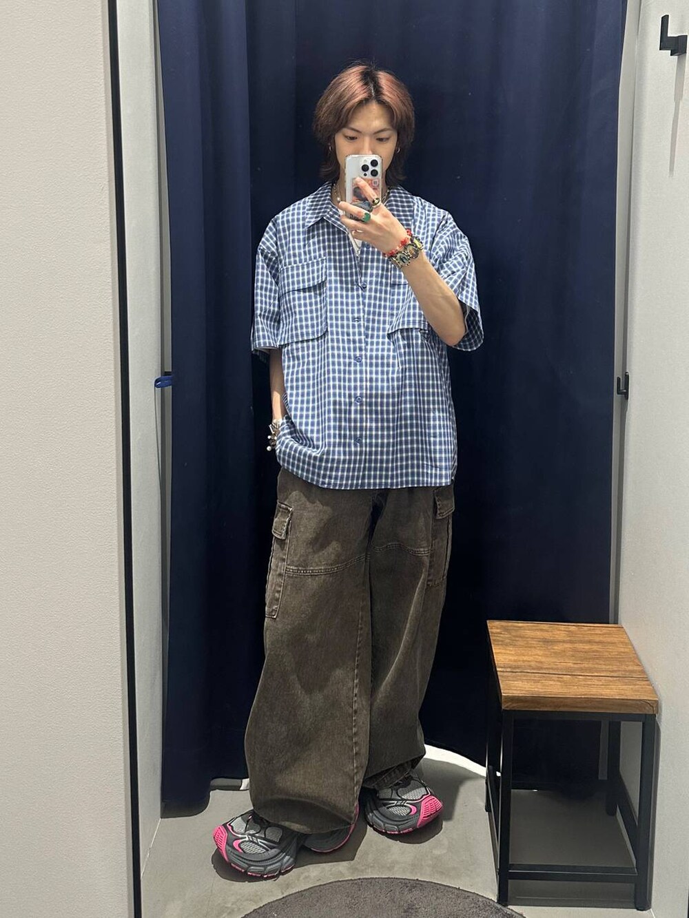 ブラウン系のカーゴパンツ、ブルー系のシャツ/ブラウスを着用したメンズの春コーディネートの2枚目の写真