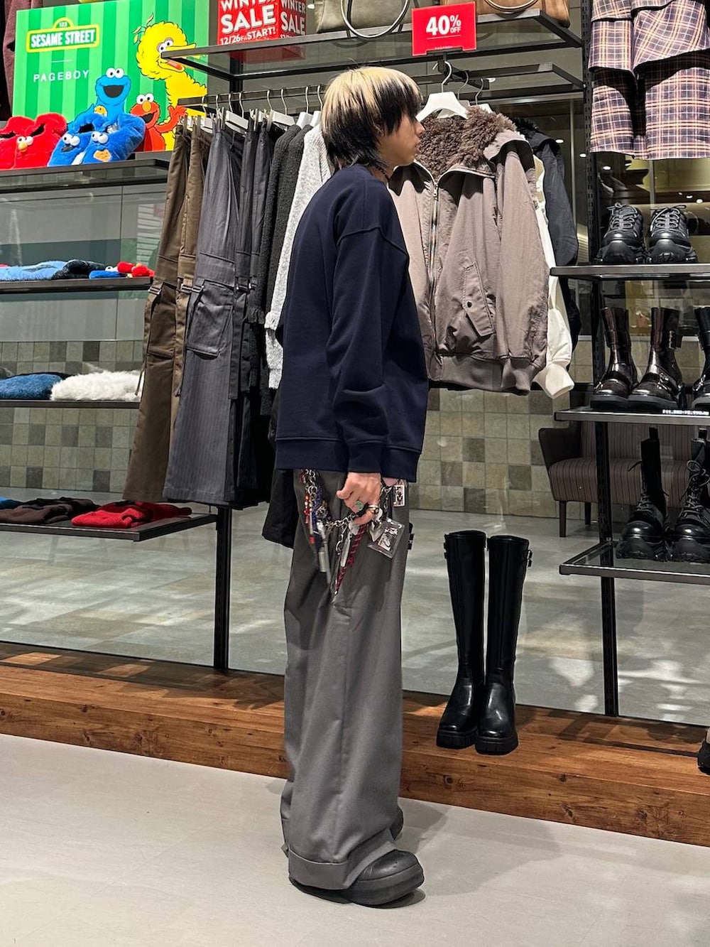 ブラック系のモッズコート、グレー系のスラックス、ブルー系のスウェットを着用したメンズの冬コーディネートの4枚目の写真