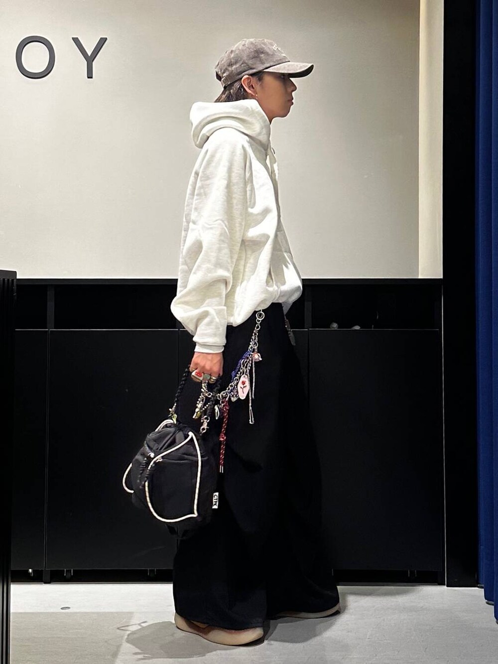 ブラック系のその他パンツ、グレー系のスウェット、ブラック系のショルダーバッグを着用したメンズの秋コーディネートの4枚目の写真