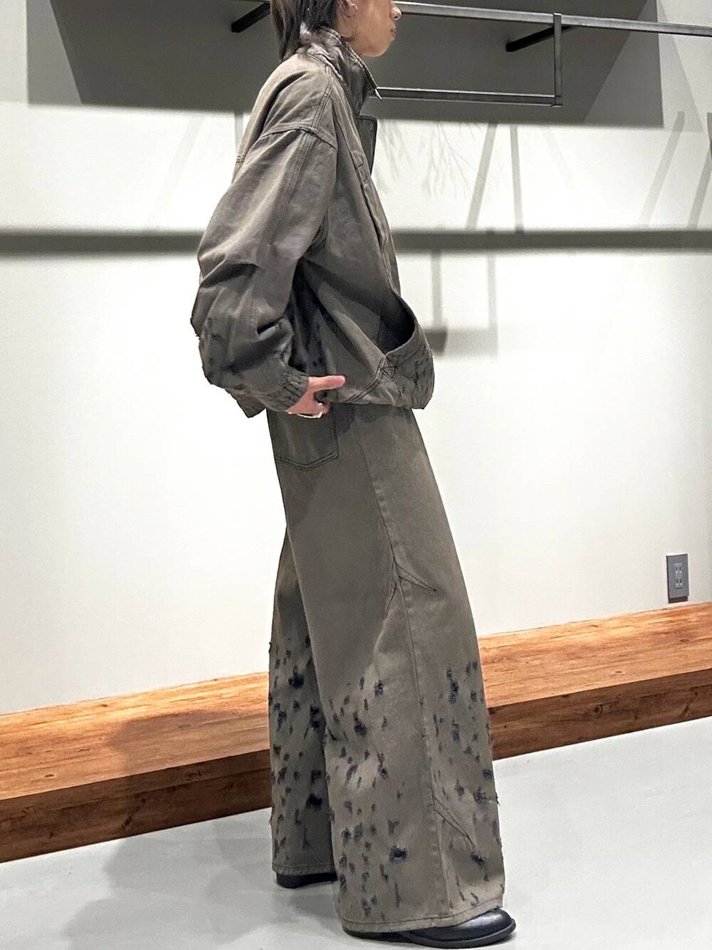 「ユニセックス、差し色コーデ、個性派、デニムパンツ、セットアップ、デニムジャケット、PAGEBOY、Anui、骨格ウェーブ_PAGEBOY、骨格ナチュラル」｜「Anuiの【UNISEX/3サイズ展開】ホールダメージデニムパンツ（デニムパンツ、ブラック系）」を使った、かなうさん（メンズ・172cm）の夏コーディネートの3枚目の写真