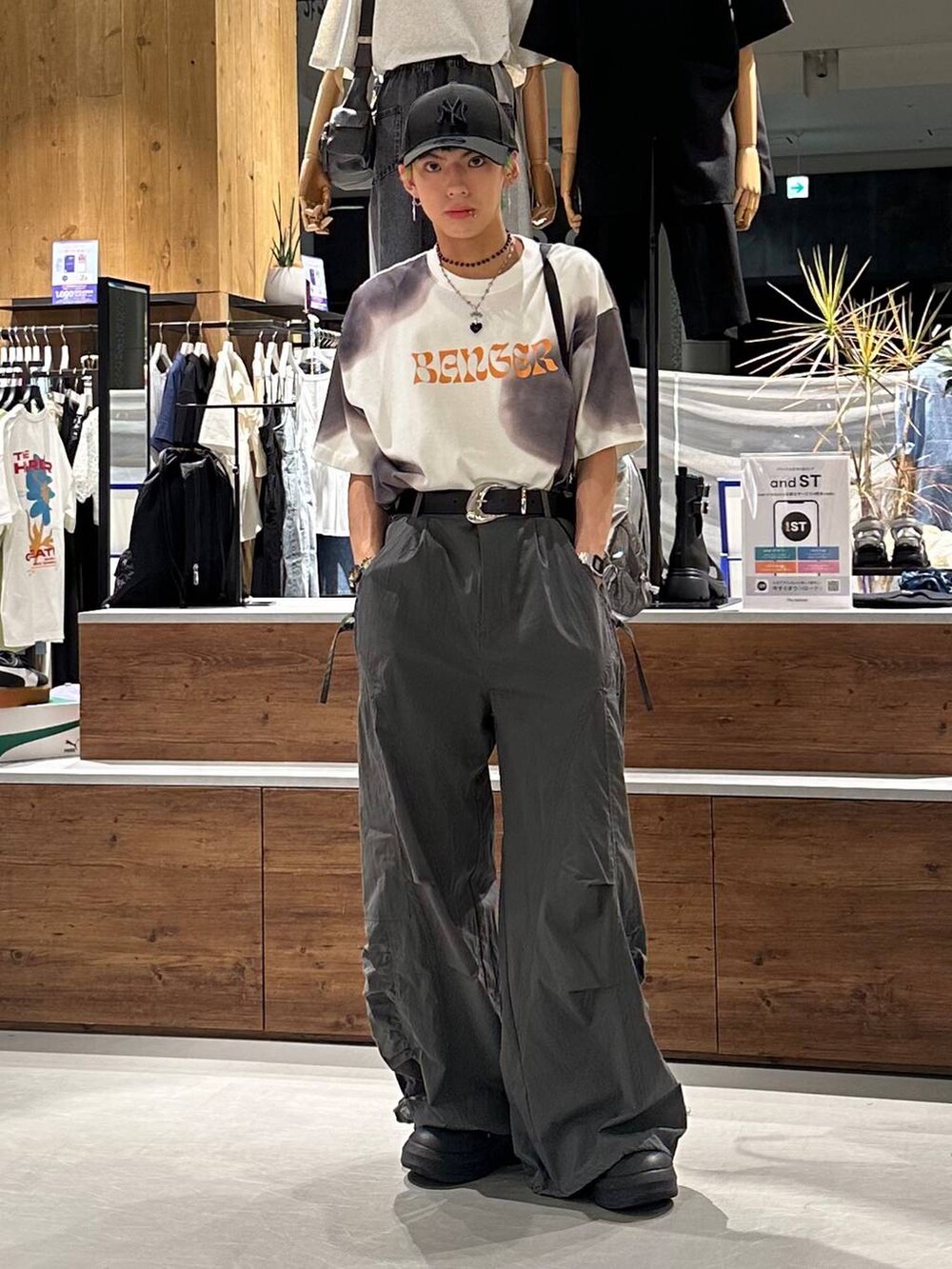 シルバー系のバックパック/リュック、グレー系のカーゴパンツ、グレー系のTシャツ/カットソーを着用したメンズの夏コーディネートの2枚目の写真