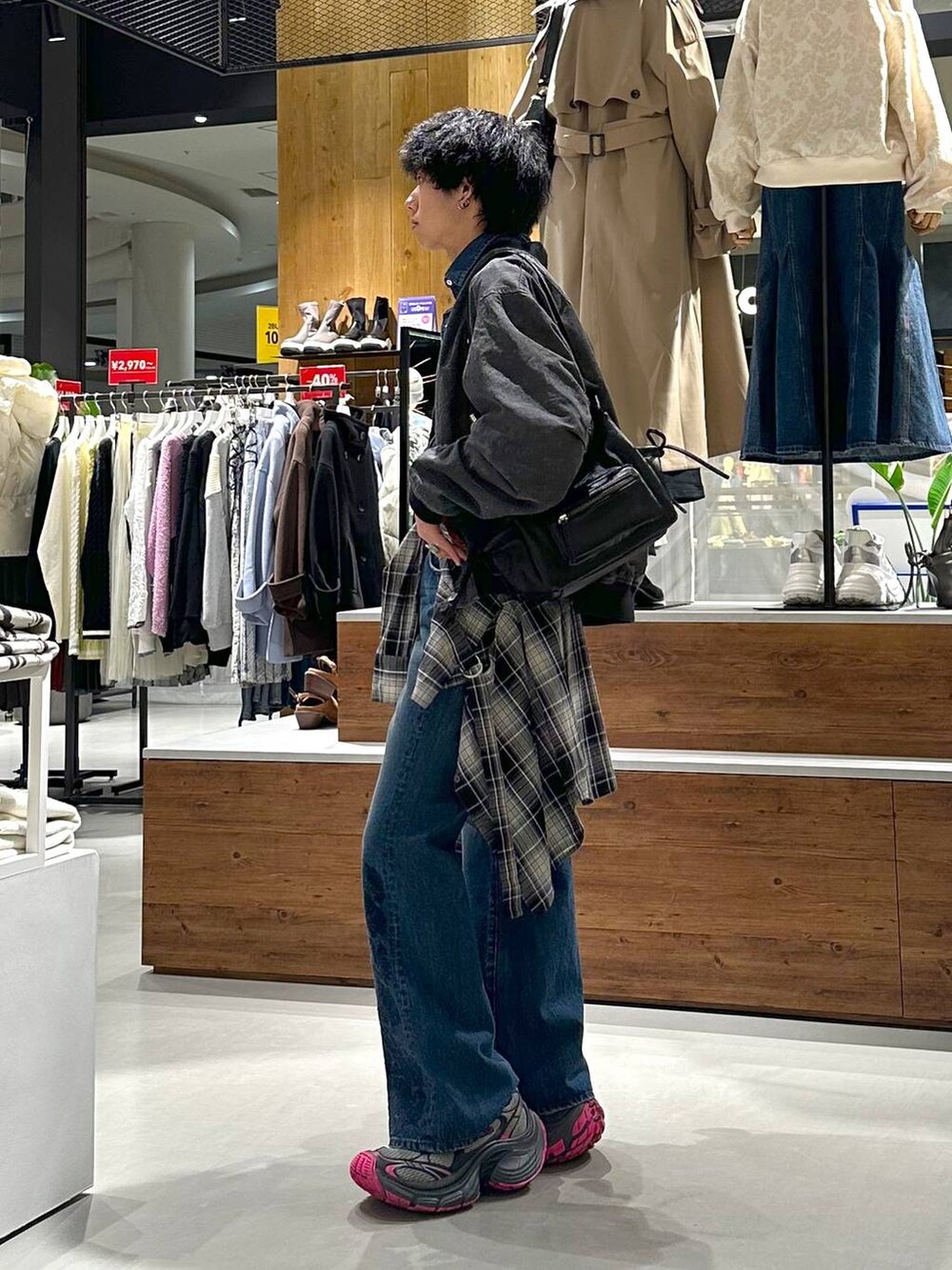 ブルー系のデニムパンツ、ブルー系のシャツ/ブラウス、グレー系のワンピースを着用したメンズの冬コーディネートの4枚目の写真