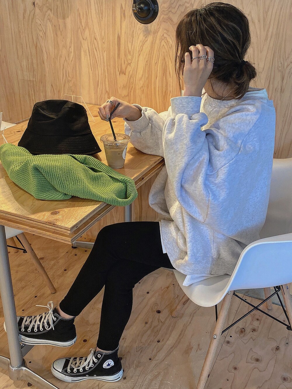 グレー系のスウェット、グリーン系のバッグ、ブラック系のスニーカーを着用したレディースの春コーディネートの3枚目の写真