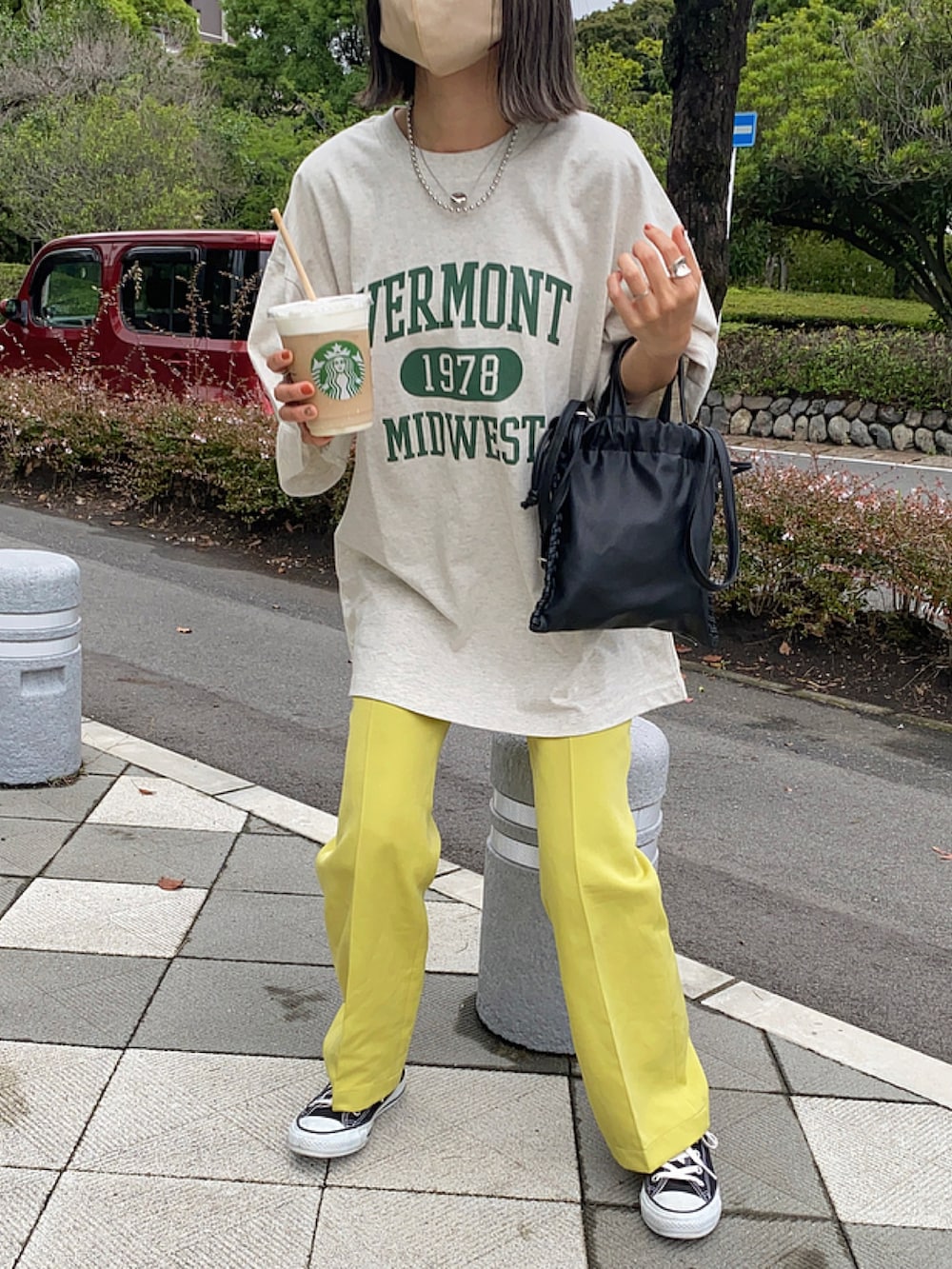 イエロー系のその他パンツ、その他のTシャツ/カットソー、ブラック系のスニーカーを着用したレディースの夏コーディネートの3枚目の写真