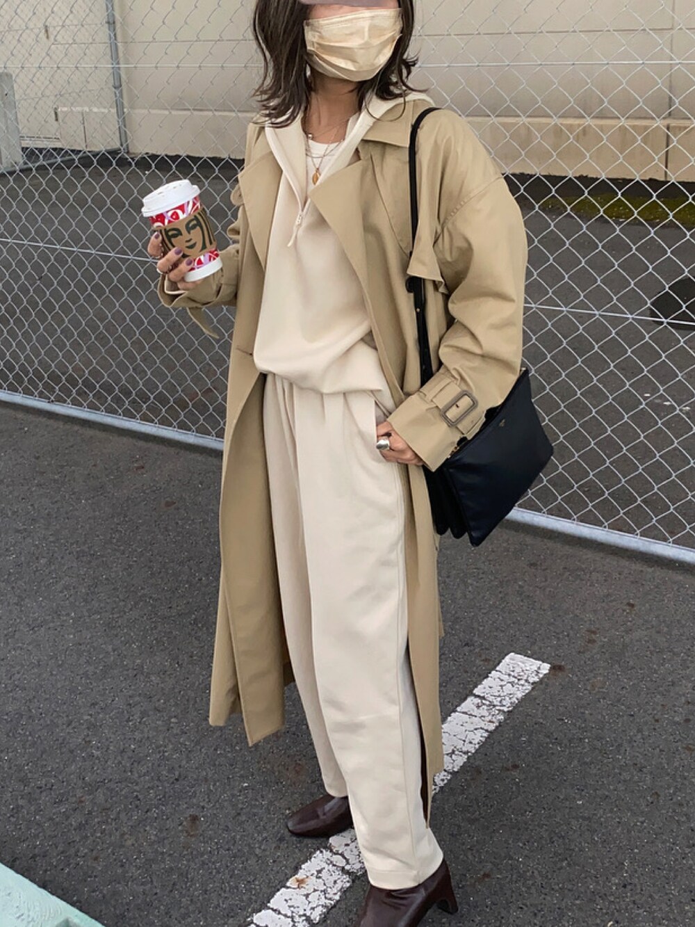 「秋のコーデ、シンプルコーデ、ミニバッグ、セットアップスタイル、今日のコーデ、ラクチンコーデ、ブーツスタイル、低身長コーデ、大人女子、オトナカジュアル、ショートブーツ、スウェット、ワントーンコーデ、トレンチコート、セリーヌ」｜「UNIQLOのアイテム（パンツ、ホワイト系）」を使った、asmさん（レディース・150cm）の秋コーディネートの2枚目の写真