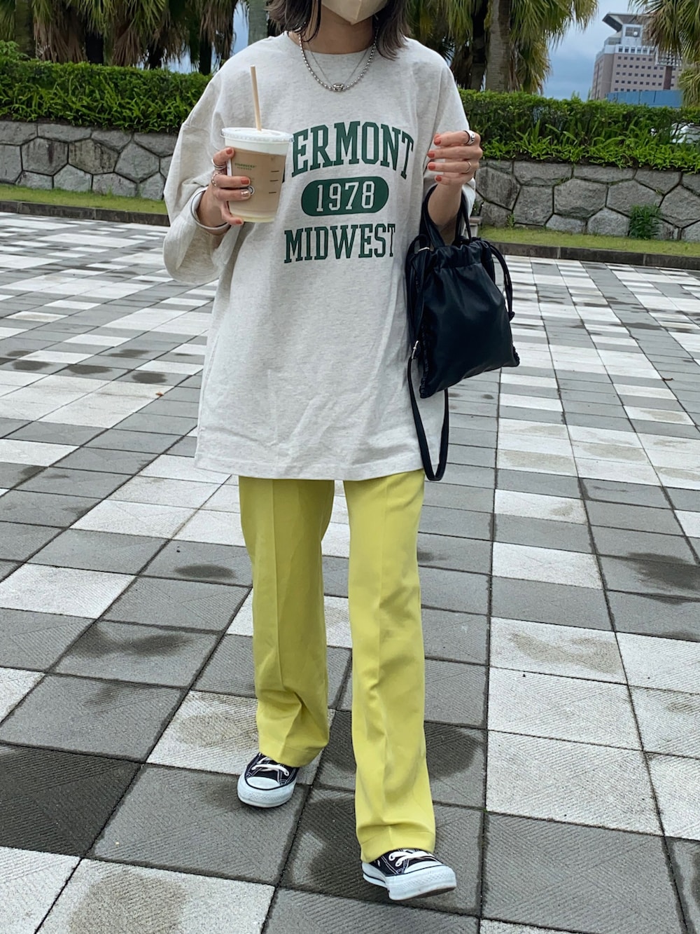 イエロー系のその他パンツ、その他のTシャツ/カットソー、ブラック系のスニーカーを着用したレディースの夏コーディネートの4枚目の写真