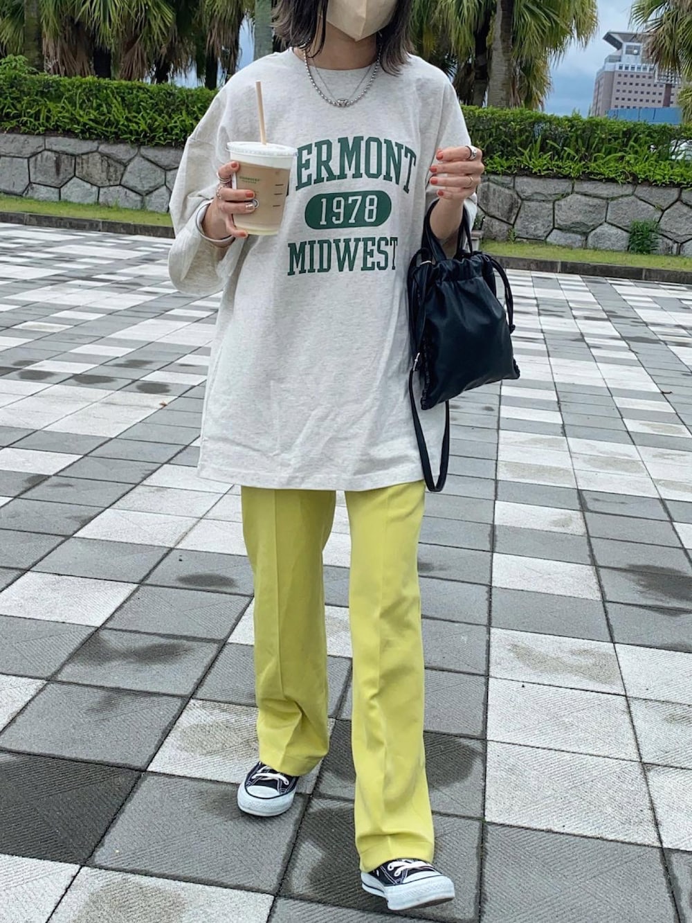 イエロー系のその他パンツ、その他のTシャツ/カットソー、ブラック系のスニーカーを着用したレディースの夏コーディネートの2枚目の写真