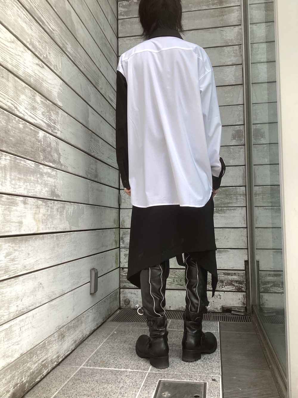 ブラック系のブーツ、ブラック系のその他パンツ、その他のシャツ/ブラウスを着用したメンズの春コーディネートの3枚目の写真