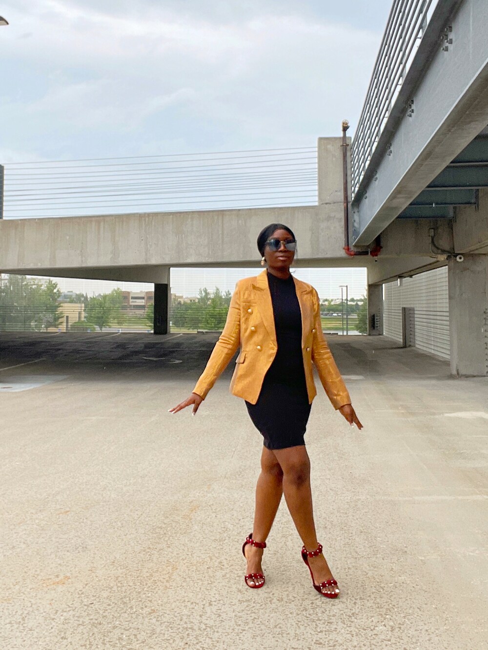 「summer、girl、Suit、gold、blazer」｜「JLXBYJAELのアイテム（スーツジャケット、ゴールド系）」を使った、Empress Jaèlさん（レディース・165cm）の夏コーディネートの2枚目の写真