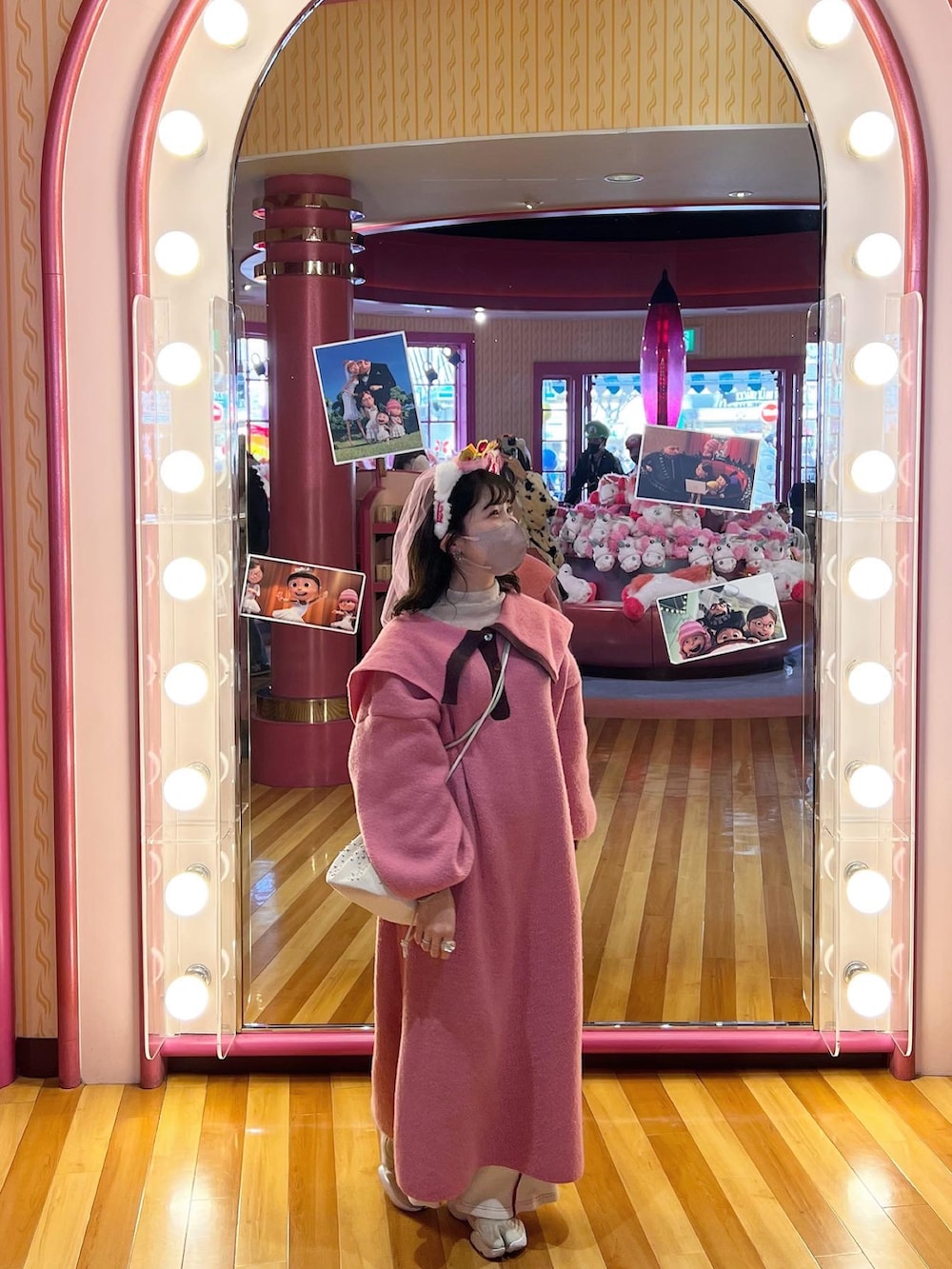 ピンク系のワンピース/ドレス、ホワイト系のショルダーバッグ、ベージュ系のサンダルを着用したレディースの冬コーディネートの2枚目の写真