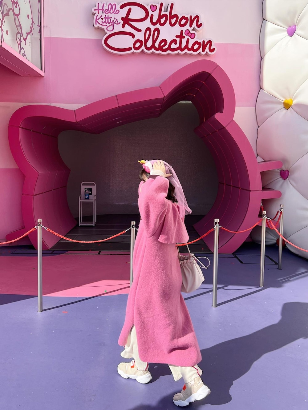 ピンク系のワンピース/ドレス、ホワイト系のショルダーバッグ、ベージュ系のサンダルを着用したレディースの冬コーディネートの3枚目の写真