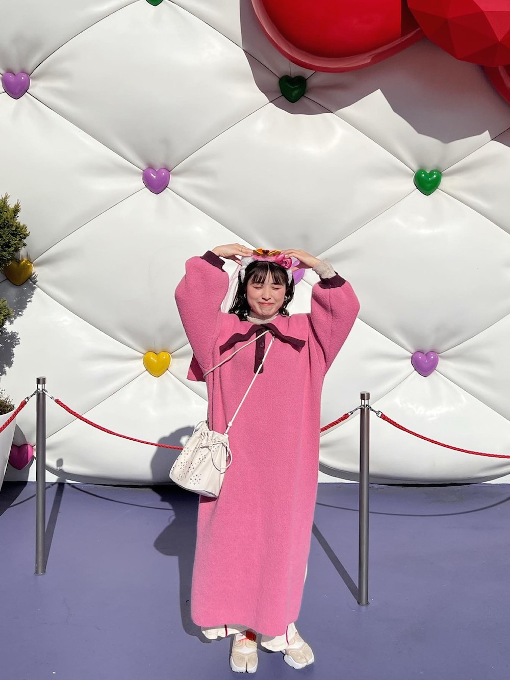 ピンク系のワンピース/ドレス、ホワイト系のショルダーバッグ、ベージュ系のサンダルを着用したレディースの冬コーディネートの4枚目の写真