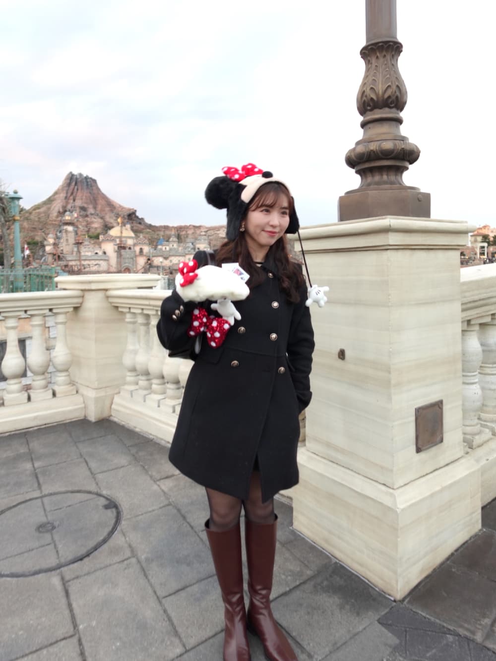 ブラウン系のブーツ、ブラック系のジャケット/アウター、ブラウン系のショルダーバッグを着用したレディースの春コーディネートの2枚目の写真