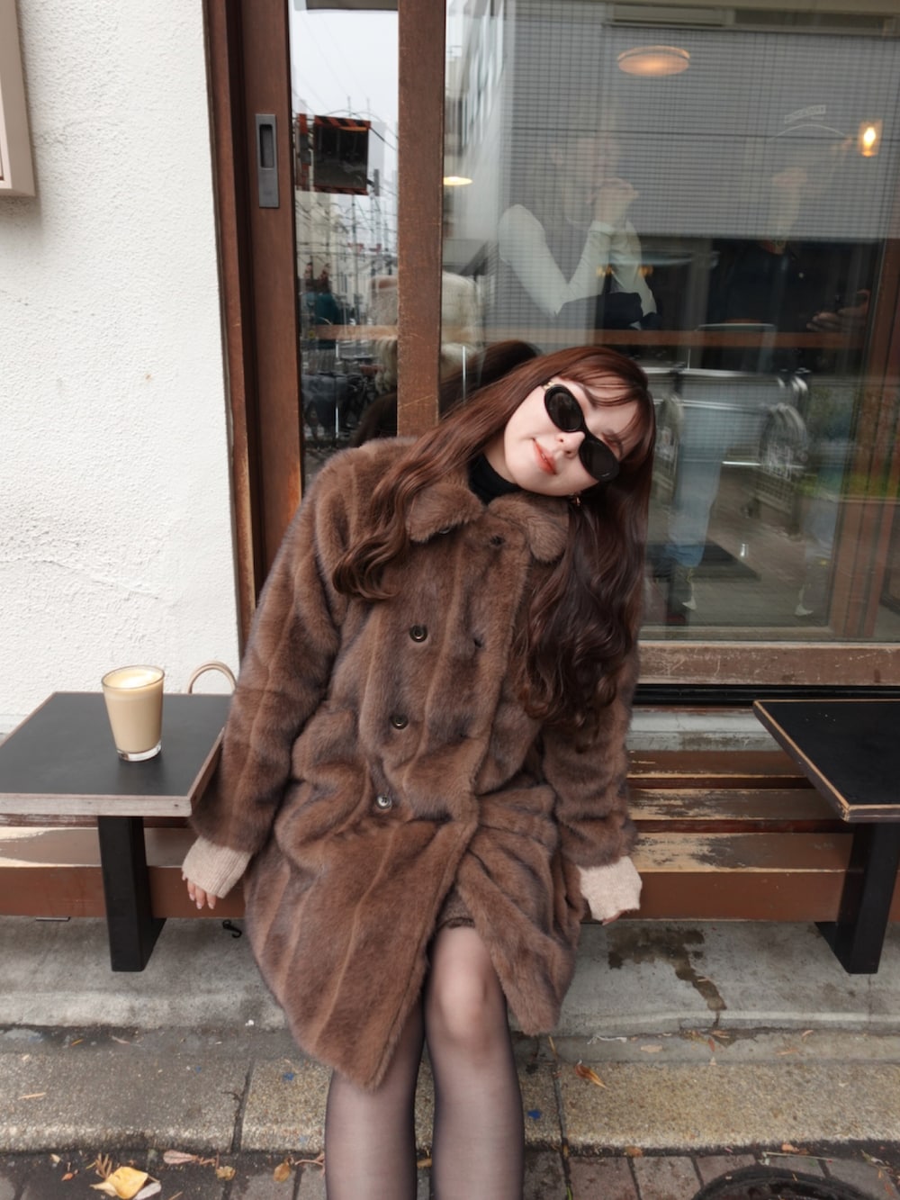 ブラック系のローファー、ブラウン系のジャケット/アウターを着用したレディースの秋コーディネートの2枚目の写真