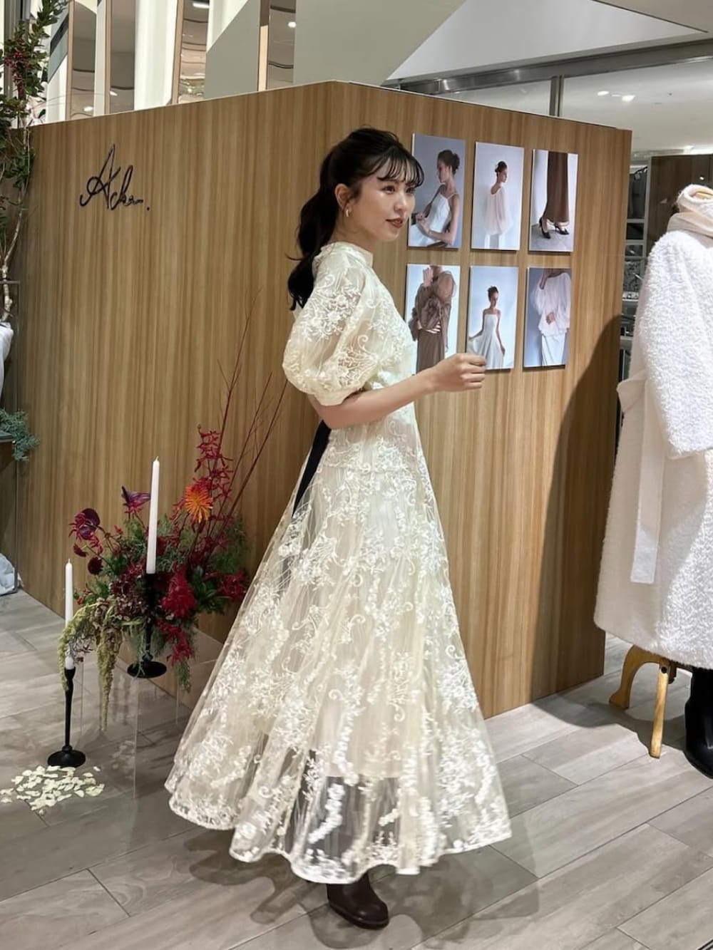 ゴールド系のワンピース/ドレス、ブラウン系のブーツを着用したレディースの夏コーディネートの2枚目の写真