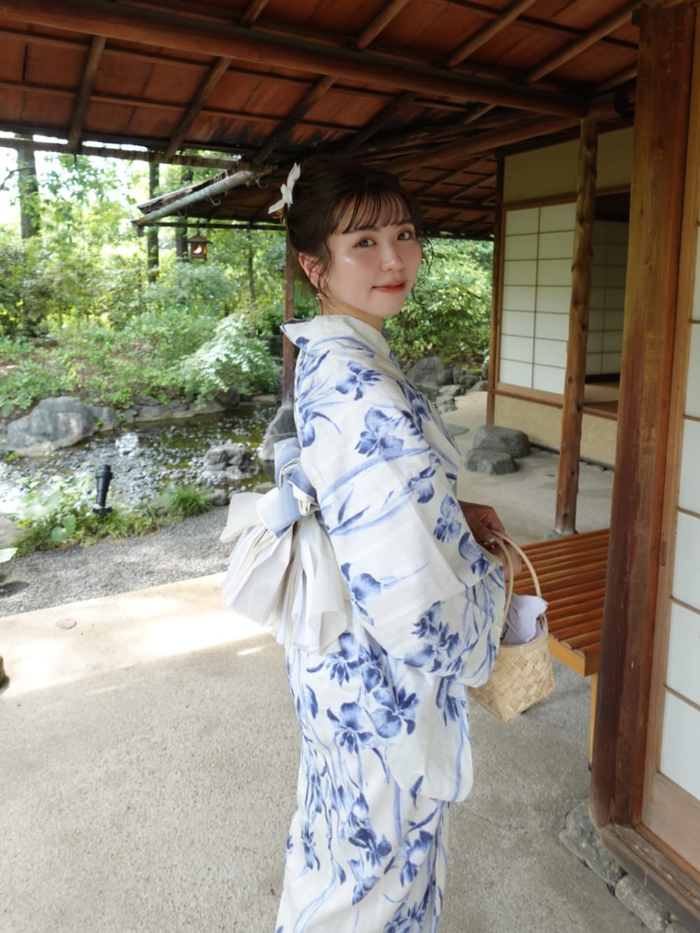 ホワイト系の浴衣を着用したレディースの夏コーディネートの2枚目の写真