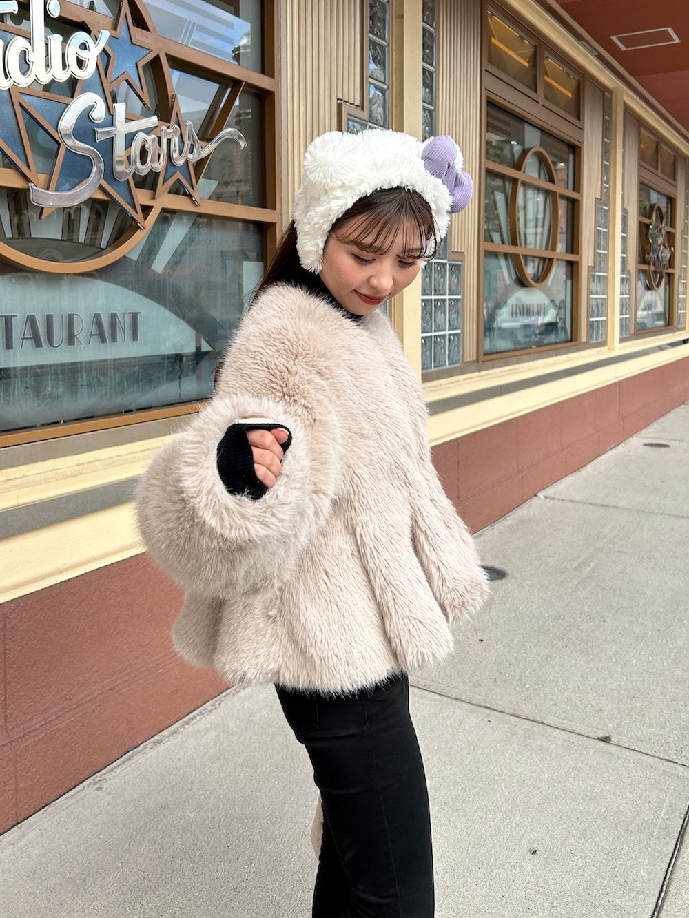 ベージュ系のジャケット/アウター、ブラウン系のブーツ、ホワイト系のバッグを着用したレディースの冬コーディネートの2枚目の写真